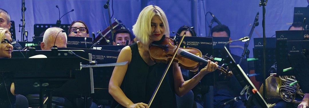 Frau spielt Geige