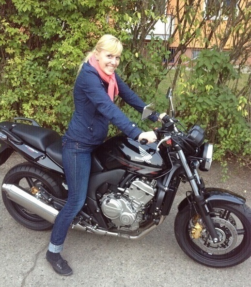 Jana Kühnler auf Motorrad