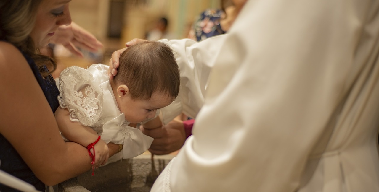 Kind bei der Taufe