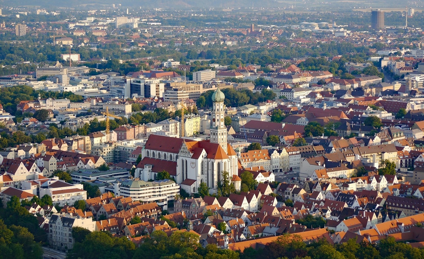 Eine beeindruckende Luftaufnahme zeigt die wunderschöne Innenstadt von Augsburg mit ihren historischen Gebäuden und engen Gassen.